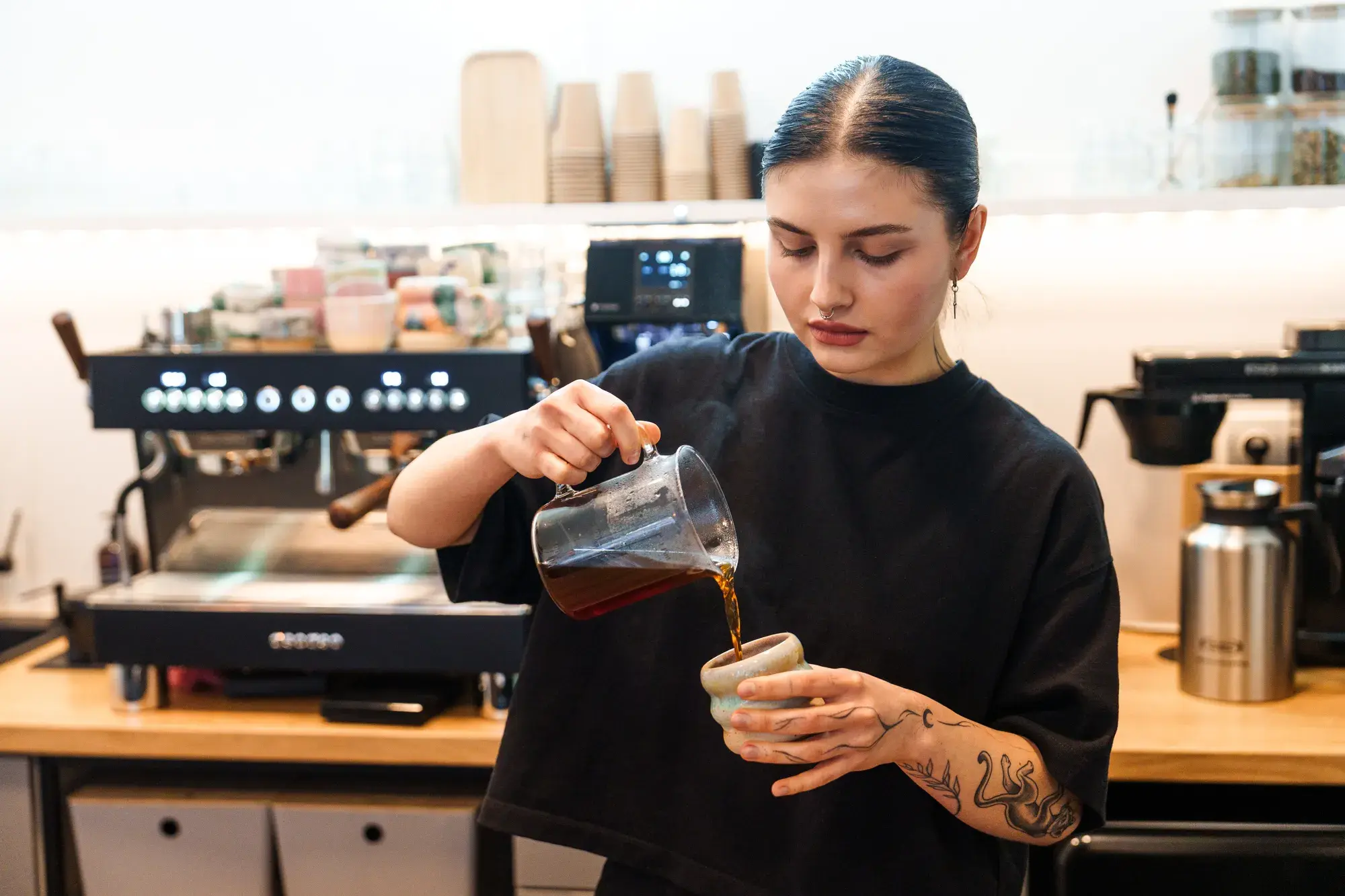 Ručně vyráběná keramika v Kafe Grohova z dílny Studio Grohova