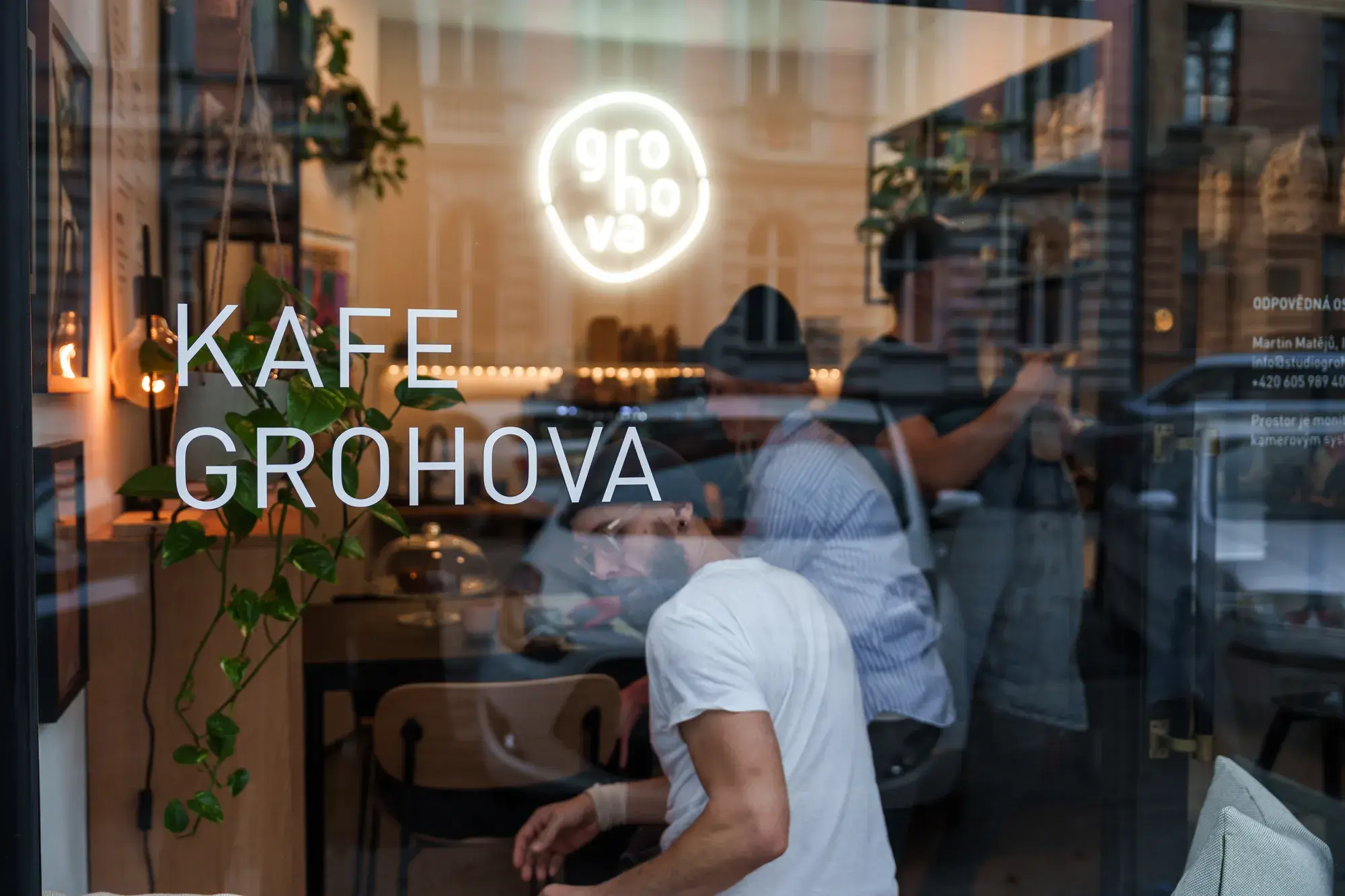 Interiér Kafe Grohova v Brně – specialty coffee a keramika