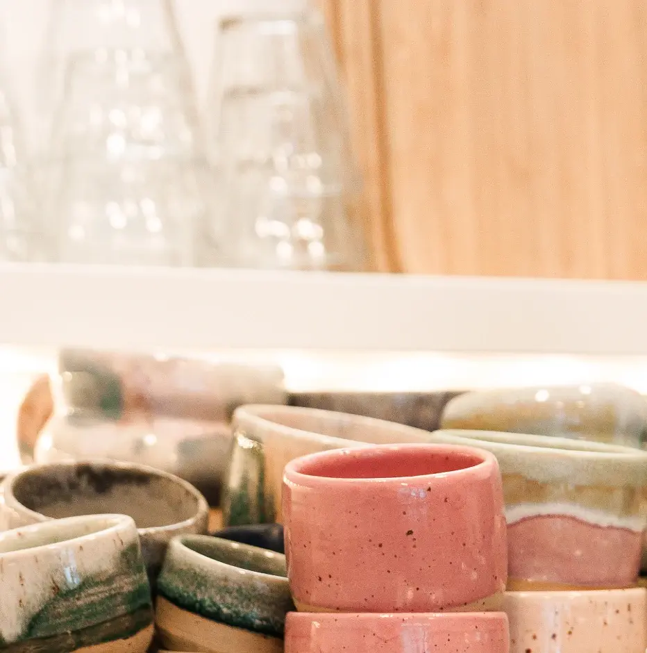 Kafe Grohova obchod s ručně vyráběnou keramikou